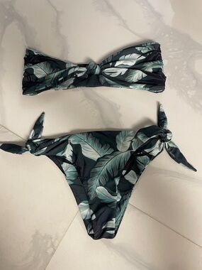 Mikoh “Ischia” top & “Lahaina”  Bikini bottom